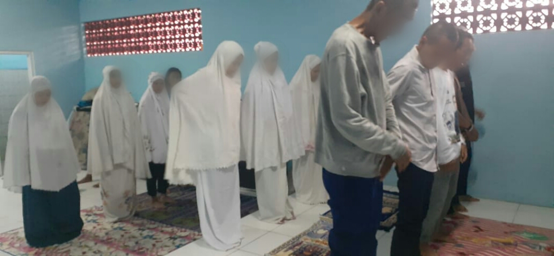 Belasan pekerja seks komersial (PSK) saat melaksanakan sholat di Rumah Singgah Dinsos Kota Tangerang, Senin (5/4/2021).