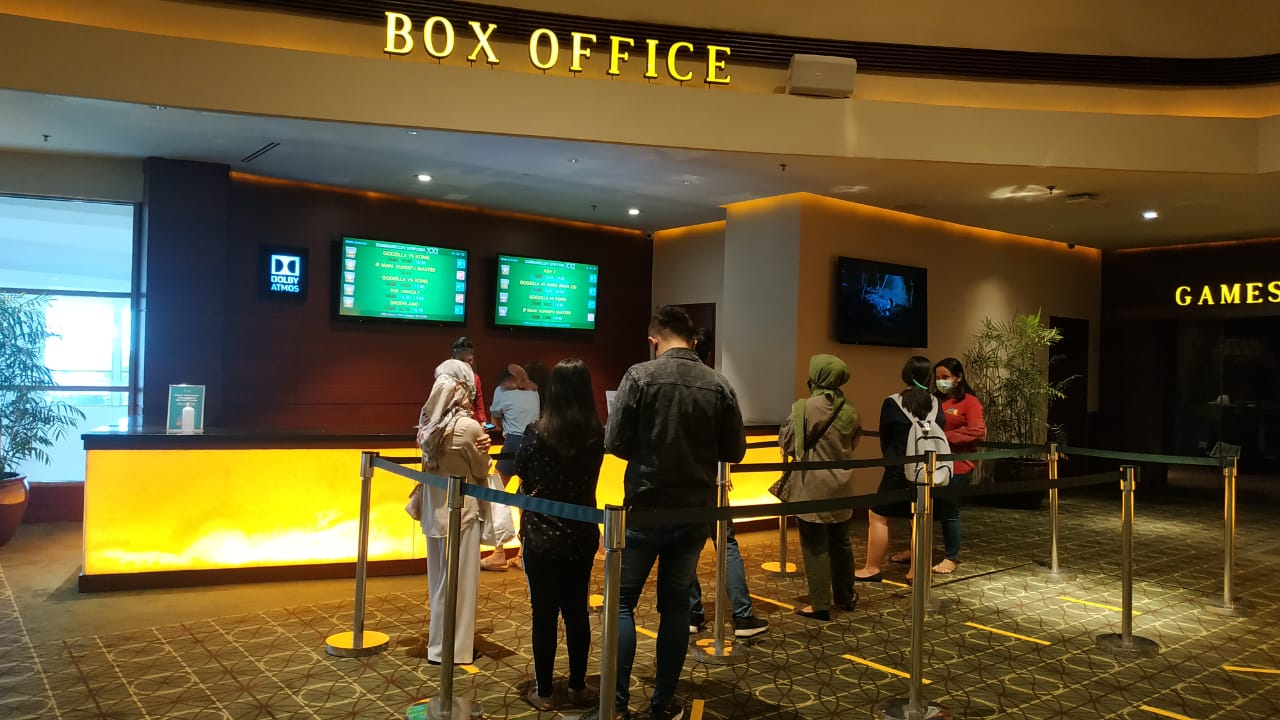 Pengunjung Cinema XXI Summarecon Mall Serpong (SMS), di Kecamatan Kelapa Dua, Kabupaten Tangerang, Jumat (2/4/2021).