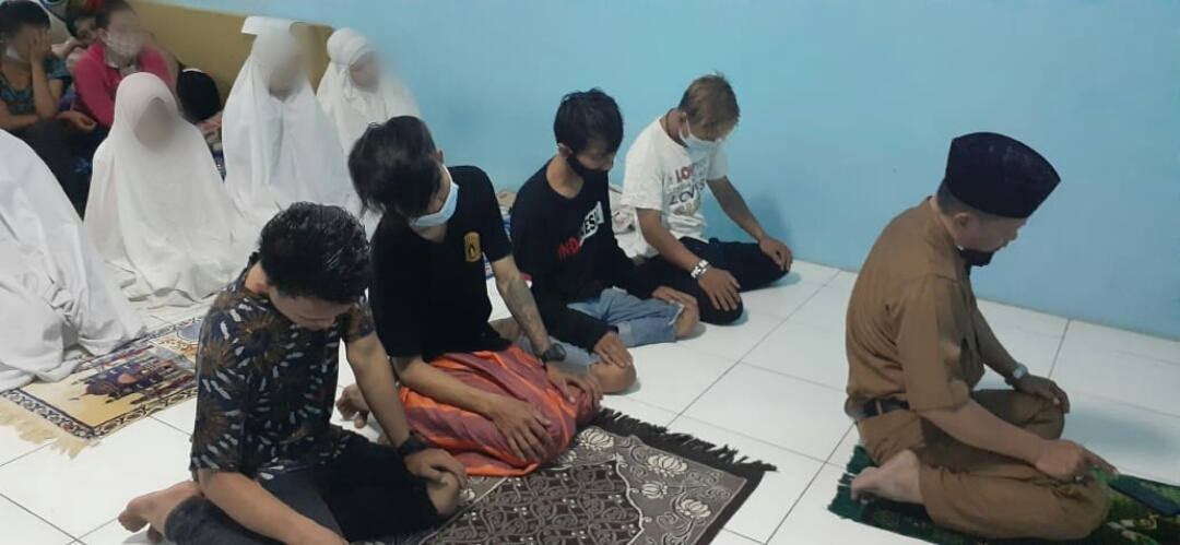 Belasan pekerja seks komersial (PSK) saat melaksanakan sholat di Rumah Singgah Dinsos Kota Tangerang, Senin (5/4/2021).