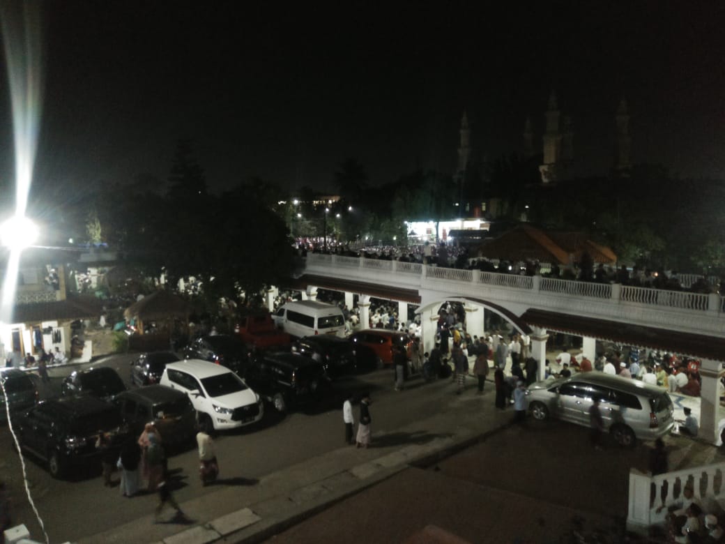 Kegiatan jamaah saat mendoakan almarhum KH Uci Turtusi yang berlokasi di Pondok Pesantren Al-Istiqlaliyah Kampung Cilongok, Pasar Kemis, Kabupaten Tangerang, Selasa (6/4/2021) pukul 20.00 WIB.