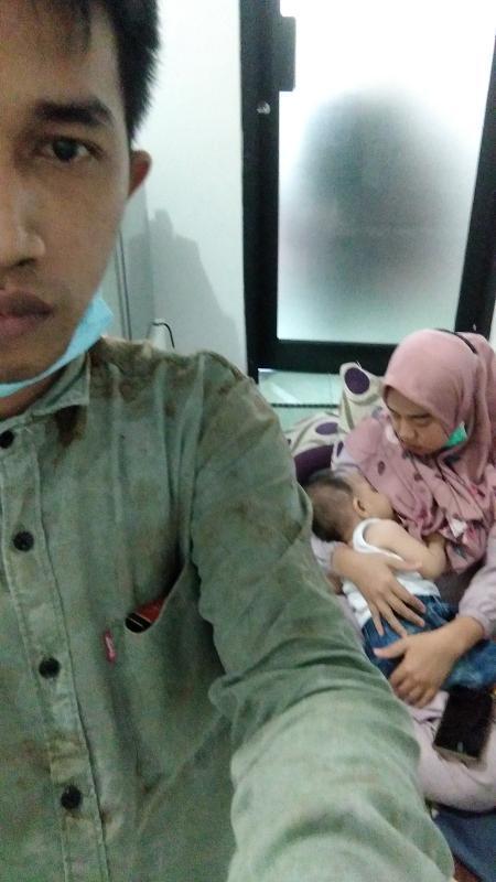 	Sepasang suami istri beserta anak kandungnya.