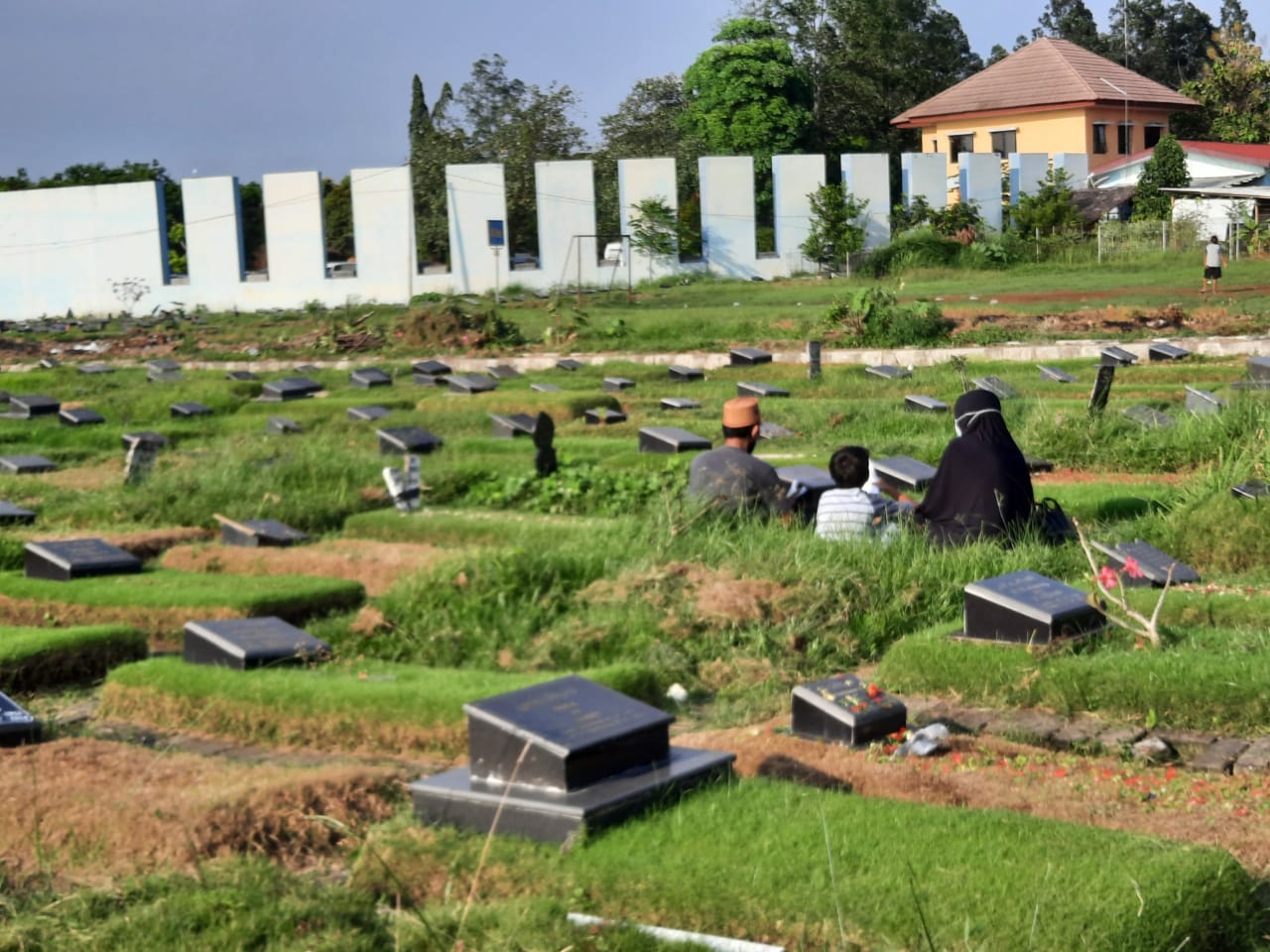Suasana peziarah ke makam keluarga saat menjelang Ramadan yang berlokasi Taman Pemakaman Umum (TPU) Selapajang di Jalan Raya Iskandar Muda No. 46, RT4/RW2, Selapajang Jaya, Kecamatan Neglasari, Kota Tangerang, Minggu (10/04/2021).