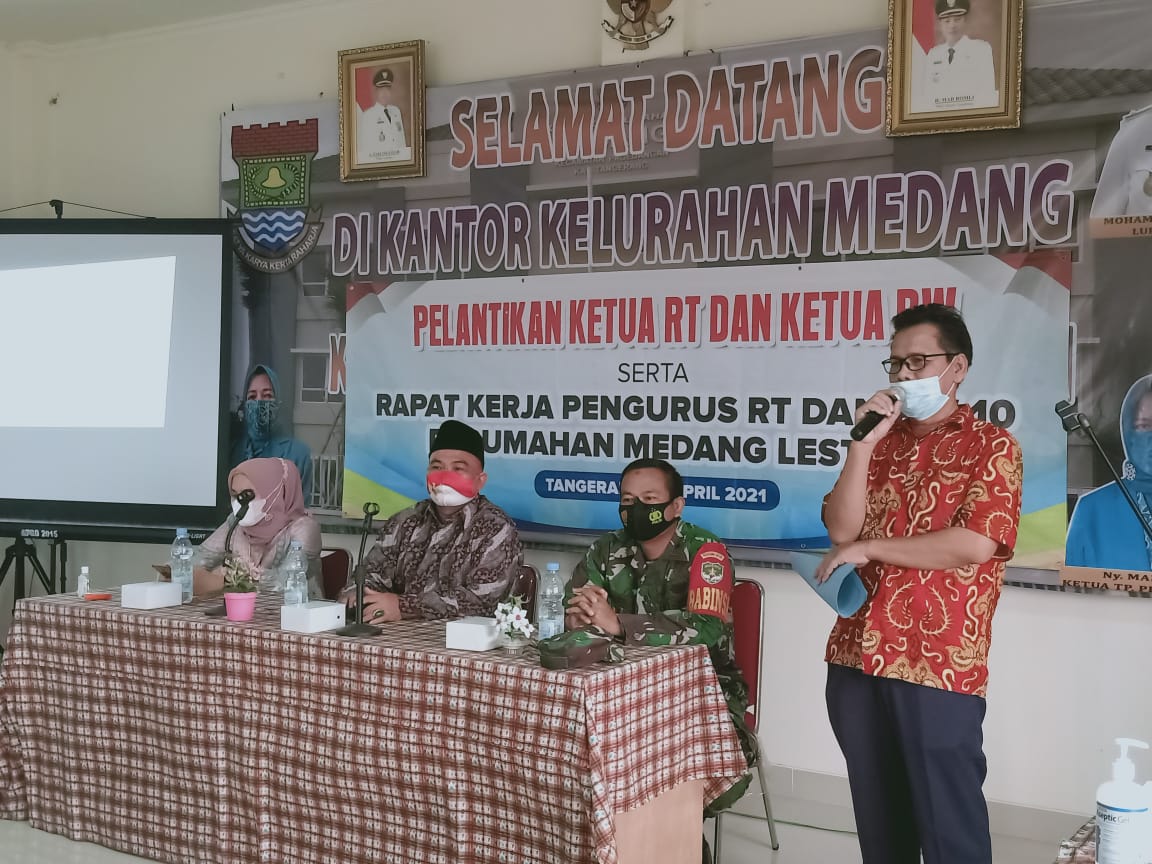 Ketua RW 10 Medang Lestari Agus Susanto memberikan sambutan usai dilantik, Minggu (11/4/2021).