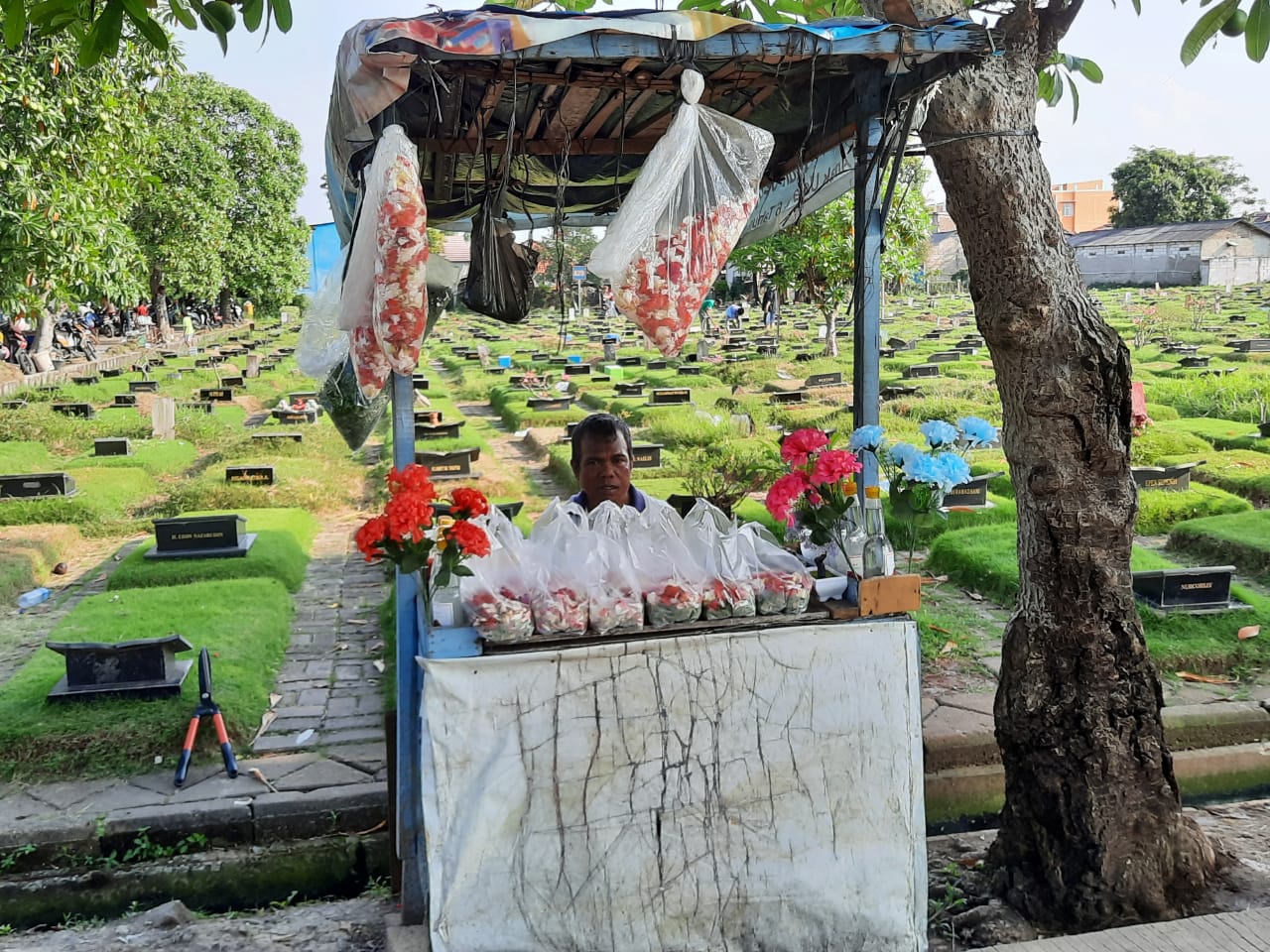 	Pedagang kembang di sekitaran Taman Pemakaman Umum (TPU) Selapajang.