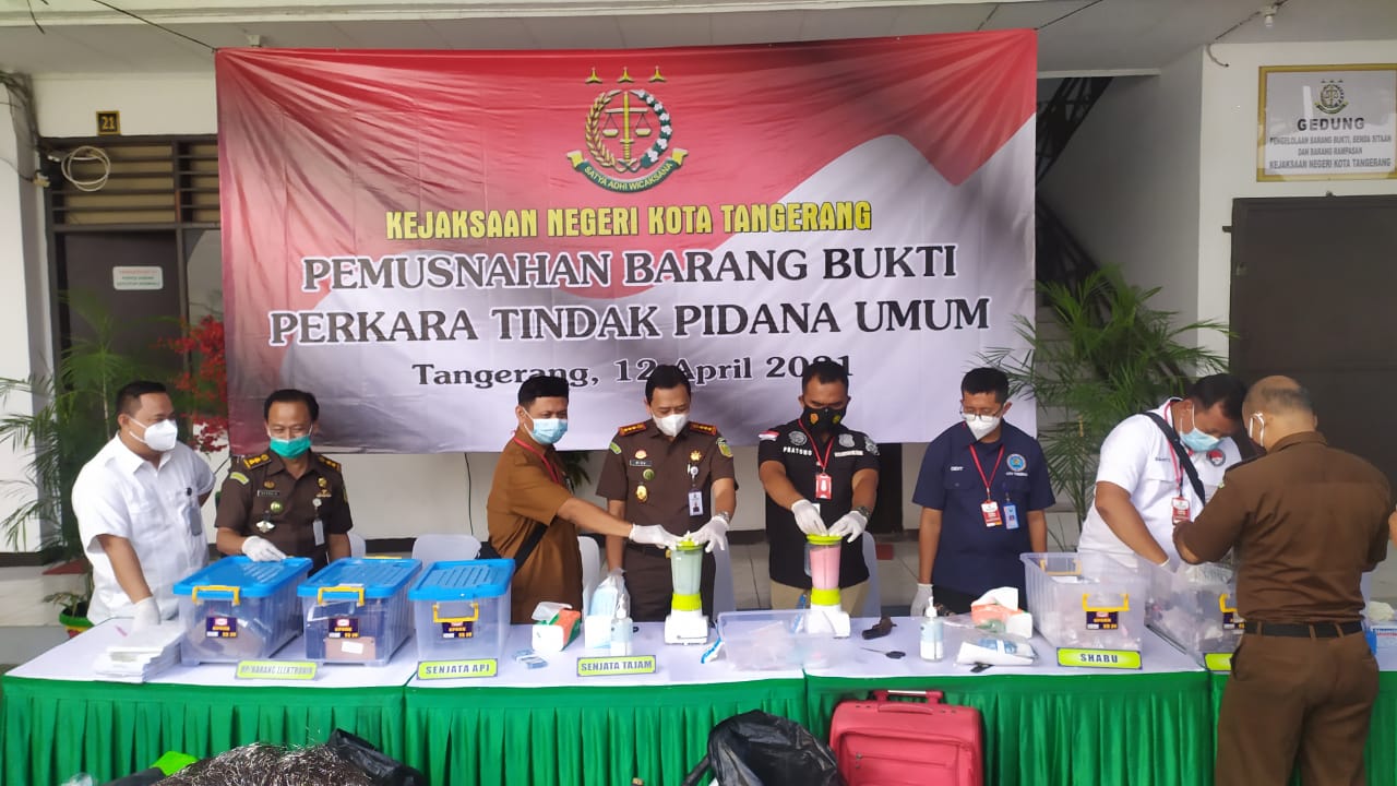 	Kejaksaan Negeri (Kejari) Kota Tangerang memusnahkan beragam jenis barang bukti dari tindak perkara pidana umum di halaman kantor Kejari Kota Tangerang, Jalan TMP Taruna, Senin (12/4/2021).
