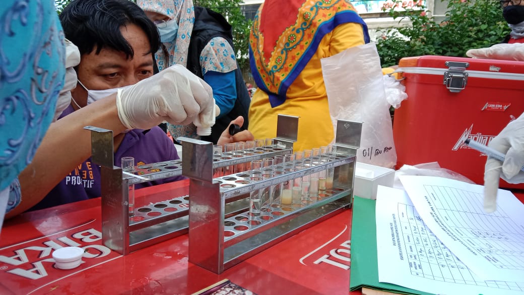 	Petugas Dinas Ketahanan Pangan melakukan pengecekan sampel bahan-bahan pokok di Pasar Anyar, Senin (12/4/2021).