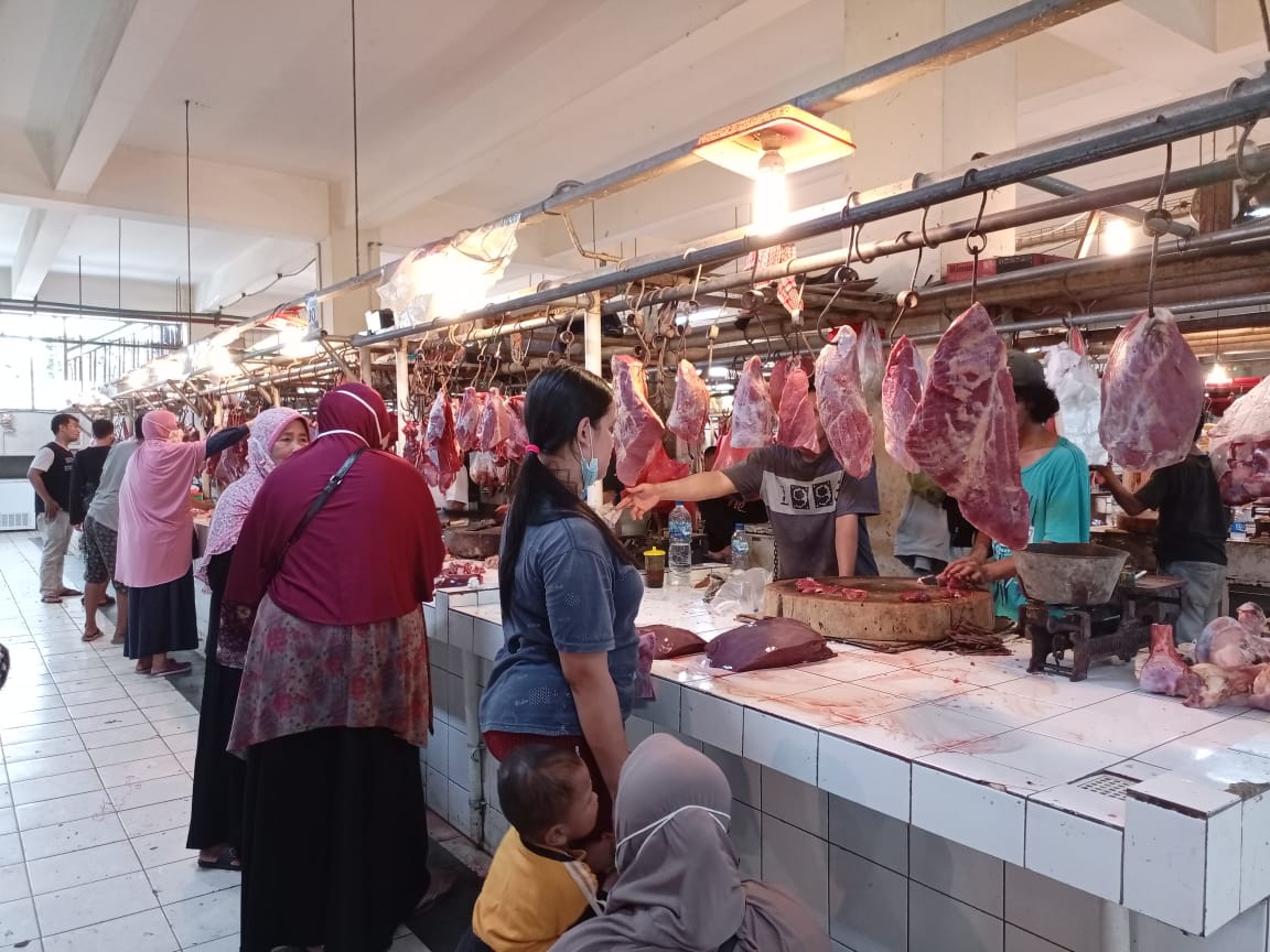 	Kegiatan Pedagang daging Sapi dan pengunjung yang berlokasi di Pasar Malabar, Kota Tangerang, Selasa (13/4/2021).