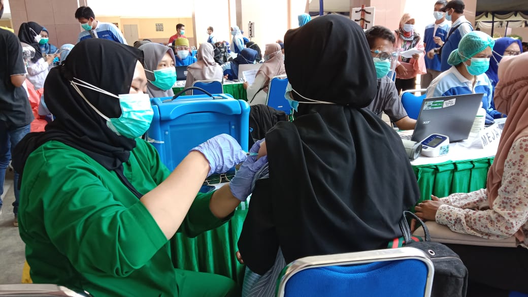 Kegiatan vaksinasi COVID-19 guru di Kota Tangerang pada tahap kedua dengan dosis kedua saat hari pertama puasa Ramadan, Selasa (13/4/2021).