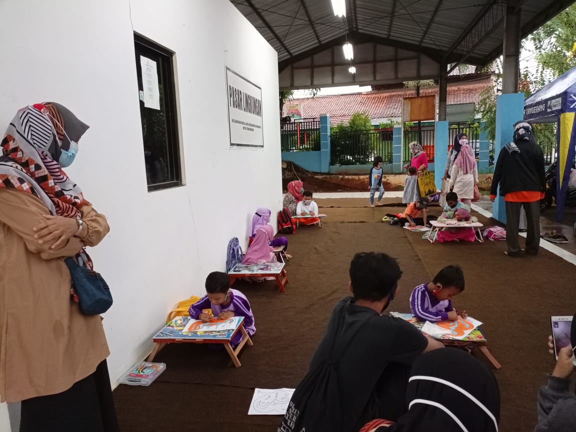 Kegiatan lomba mewarnai yang berlokasi di Kelurahan Nusa Jaya, Kota Tangerang, Kamis (15/4/2021)