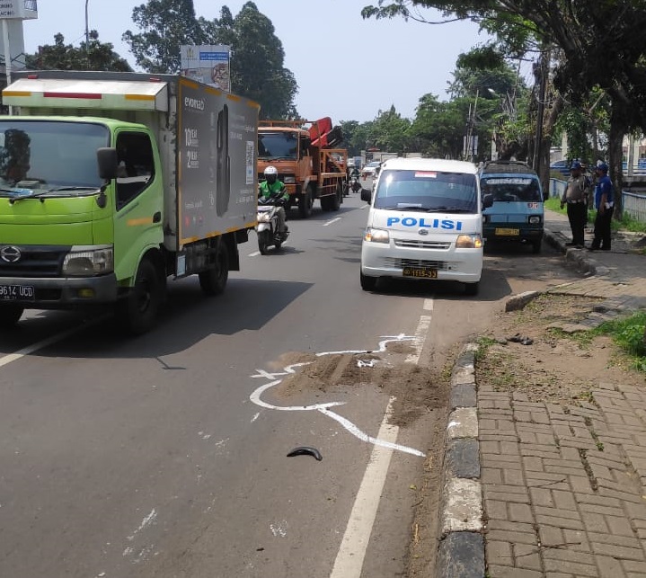 Tempat kejadian kecelakaan yang merenggut nyawa di Jalan Daan Mogot dekat Pusat Niaga, Batuceper, Kota Tangerang pada Senin (19/4/2021) sekitar pukul 12.00 WIB.
