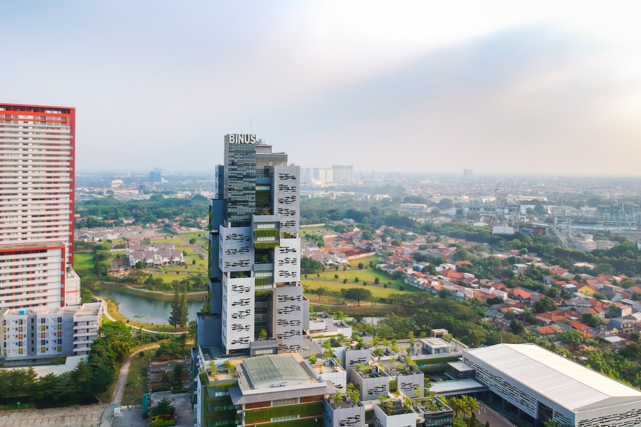 	Tampak gedung kampus Bina Nusantara (BINUS).