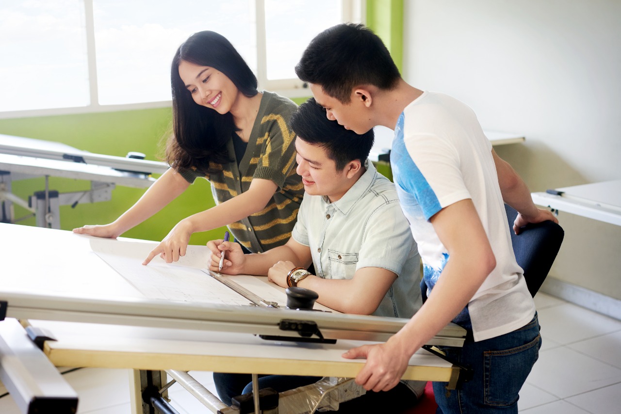 Mahasiswa dan mahasiswi saat mengerjakan study di area kampus Bina Nusantara (BINUS).