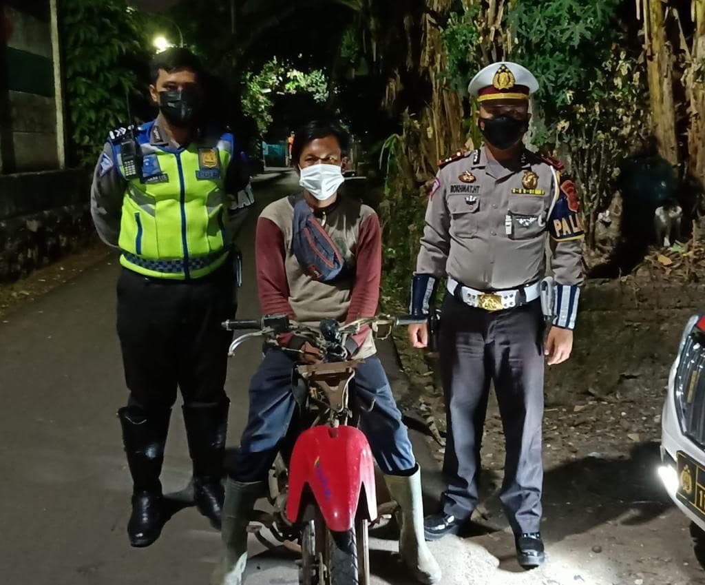 Seorang pria berinisial M berswa foto bersama selepas diberi sanksi berupa tilang, Tangerang Selatan, Jumat (23/4/2021).