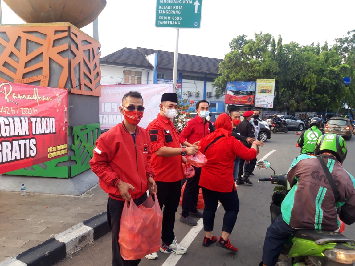 Kegiatan Partai Demokrasi Indonesia Perjuangan (PDIP) Karawaci Kota Tangerang saat membagikan takjil ke masyarakat setempat di simpang Pasar Baru, Kecamatan Karawaci, Minggu (25/4/2021) sore.