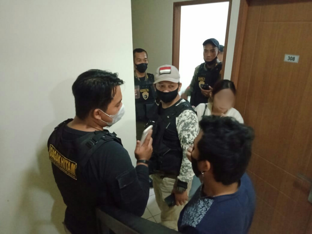Satuan Polisi Pamong Praja (Satpol PP) Kota Tangerang Selatan saat menggelar razia penginapan di wilayah Alam Sutera, Serpong Utara, Kota Tangerang Selatan.