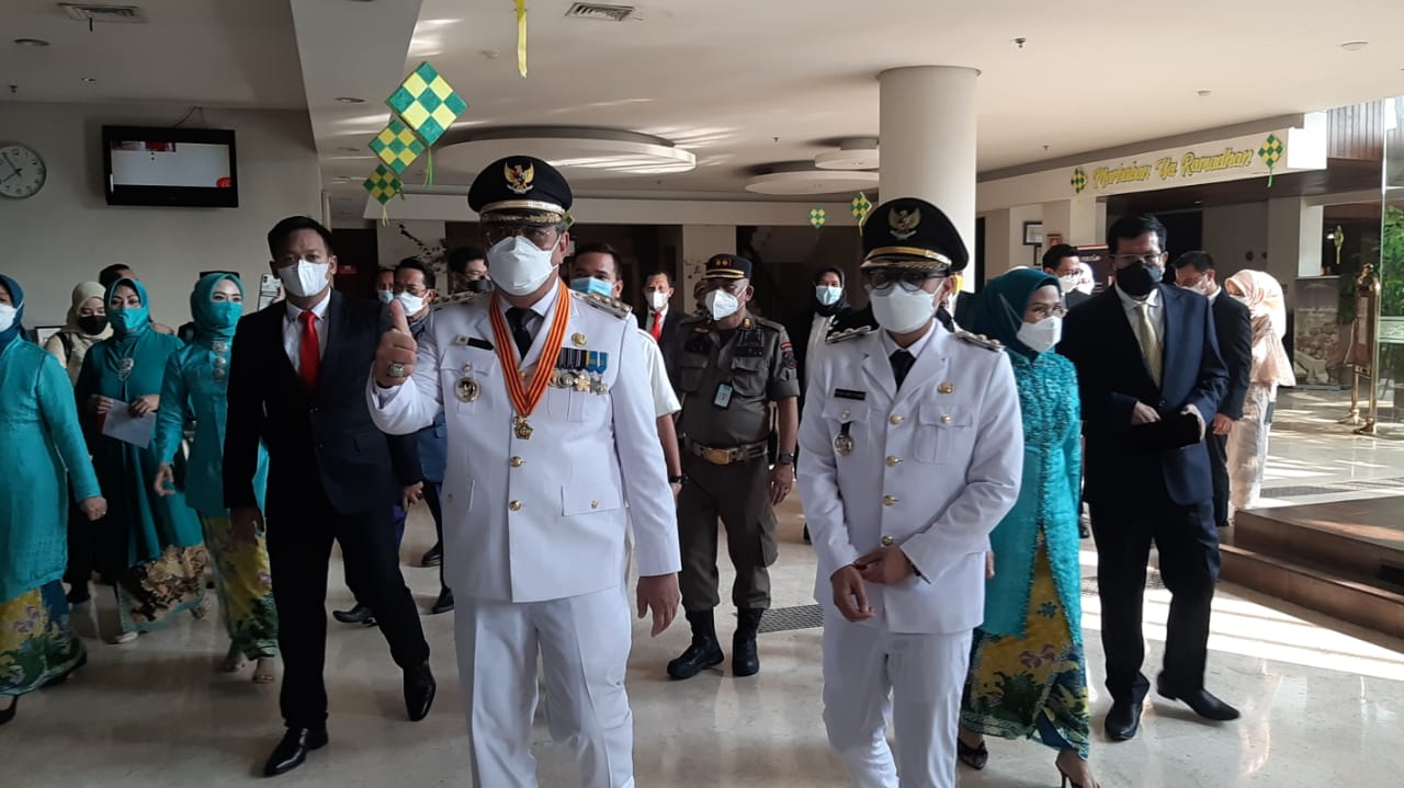 	Benyamin Davnie bersama Pilar Saga Ichsan menjelang waktu pelantikan sebagai Wali Kota Tangerang Selatan dan Wakil Wali Kota Tangerang Selatan di Hotel Horison Ultima Ratu, Jalan K.H. Abdul Hadi, Kota Serang, Banten, Senin (26/4/2021) pagi.