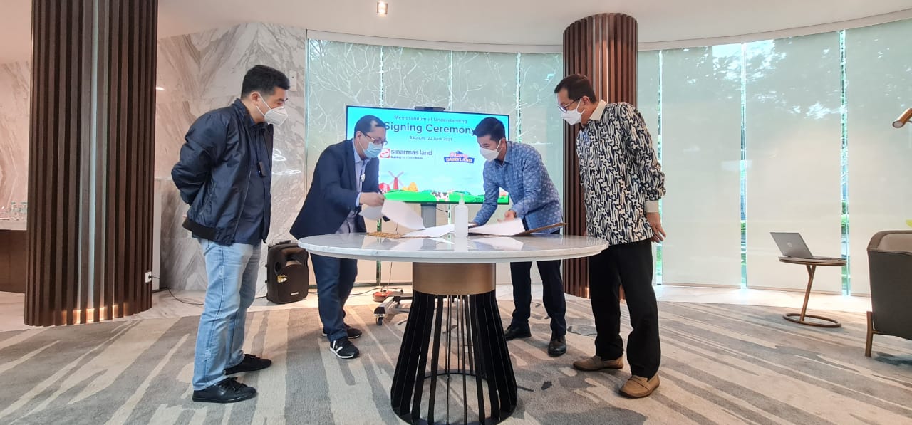 Penandatanganan Memorandum of Understanding (MoU) pengembangan Cimory Dairyland di BSD City oleh Managing Director Business Development Sinar Mas Land Alim Gunadi dan Direktur Cimory Group Wenzel Sutantio, Kamis (22/4/2021).