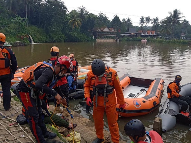 Petugas Tim SAR saat melakukan pencarian pemuda berinisial S ,25, yang diduga merupakan target operasi Kepolisian pada kasus narkoba, Tangerang Selatan.