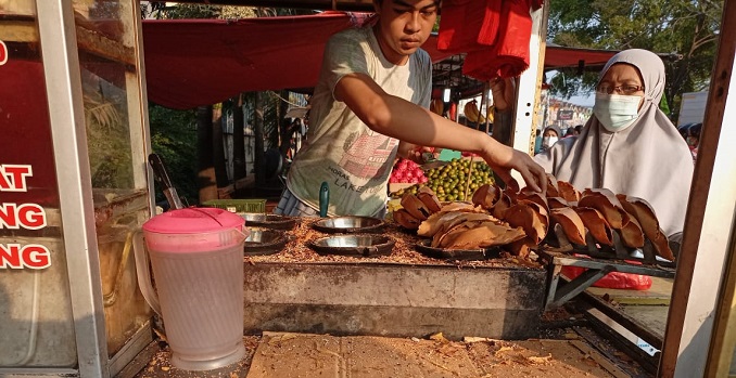 Pedagang Leker saat melayani pembeli.