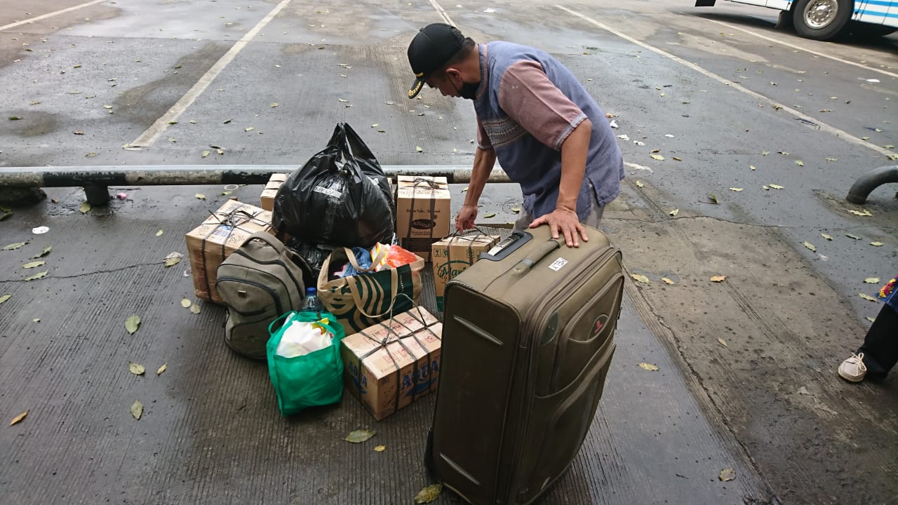 Calon penumpang yang hendak mudik di Terminal Poris Plawad Kota Tangerang, Rabu (28/4/2021).