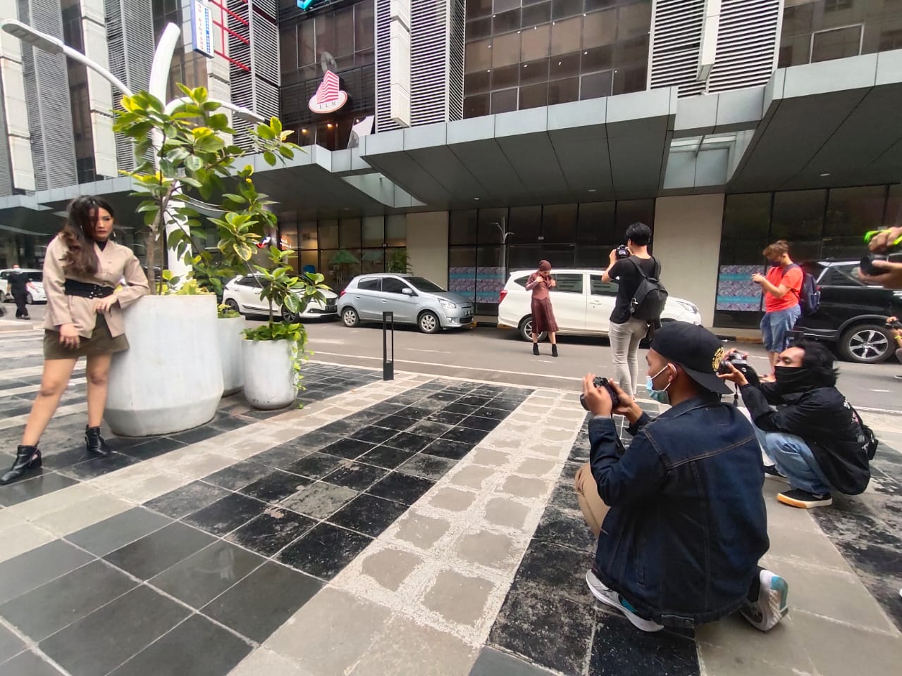 Kegiatan Fotografer saat menunjukan eksistensi memotret dengan Objek seorang model dihadapanya yang berlokasi di Tivoli Garden TangCity Mall, Kota Tangerang, Minggu (2/5/2021).