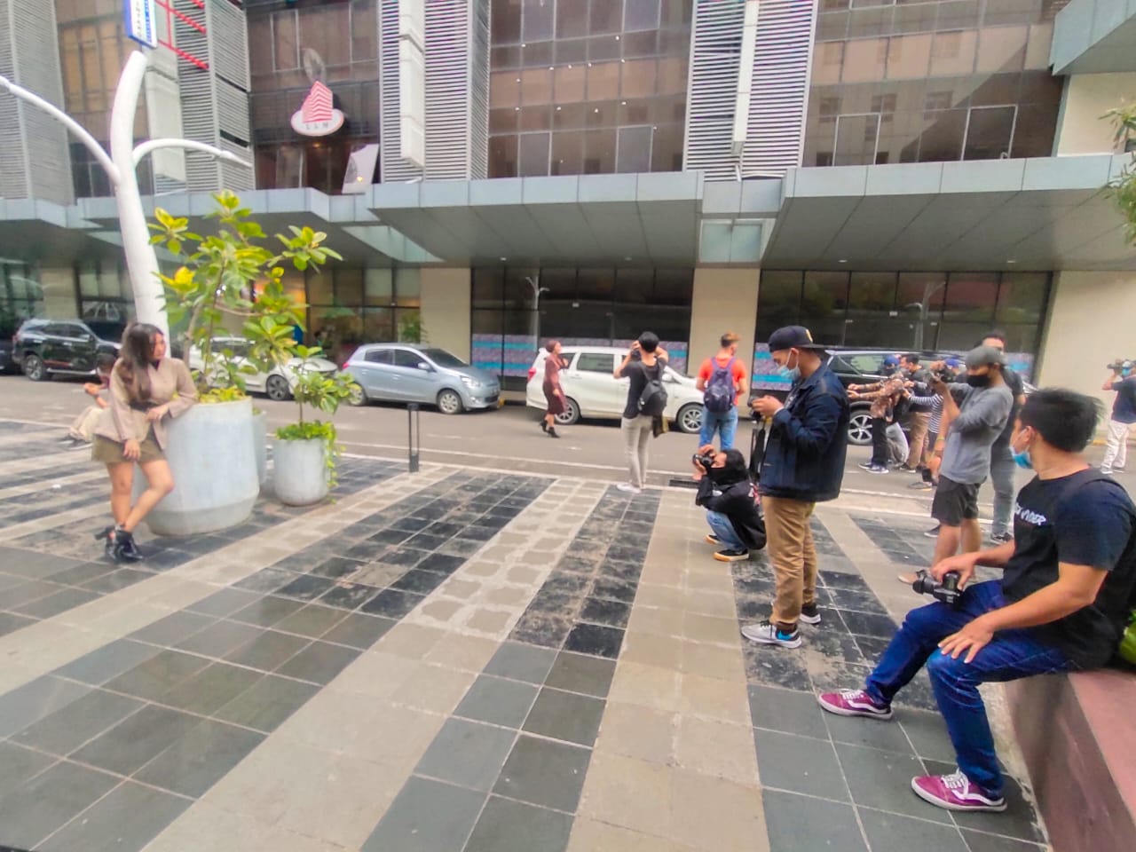 Kegiatan Fotografer saat menunjukan eksistensi memotret dengan Objek seorang model dihadapanya yang berlokasi di Tivoli Garden TangCity Mall, Kota Tangerang, Minggu (2/5/2021).