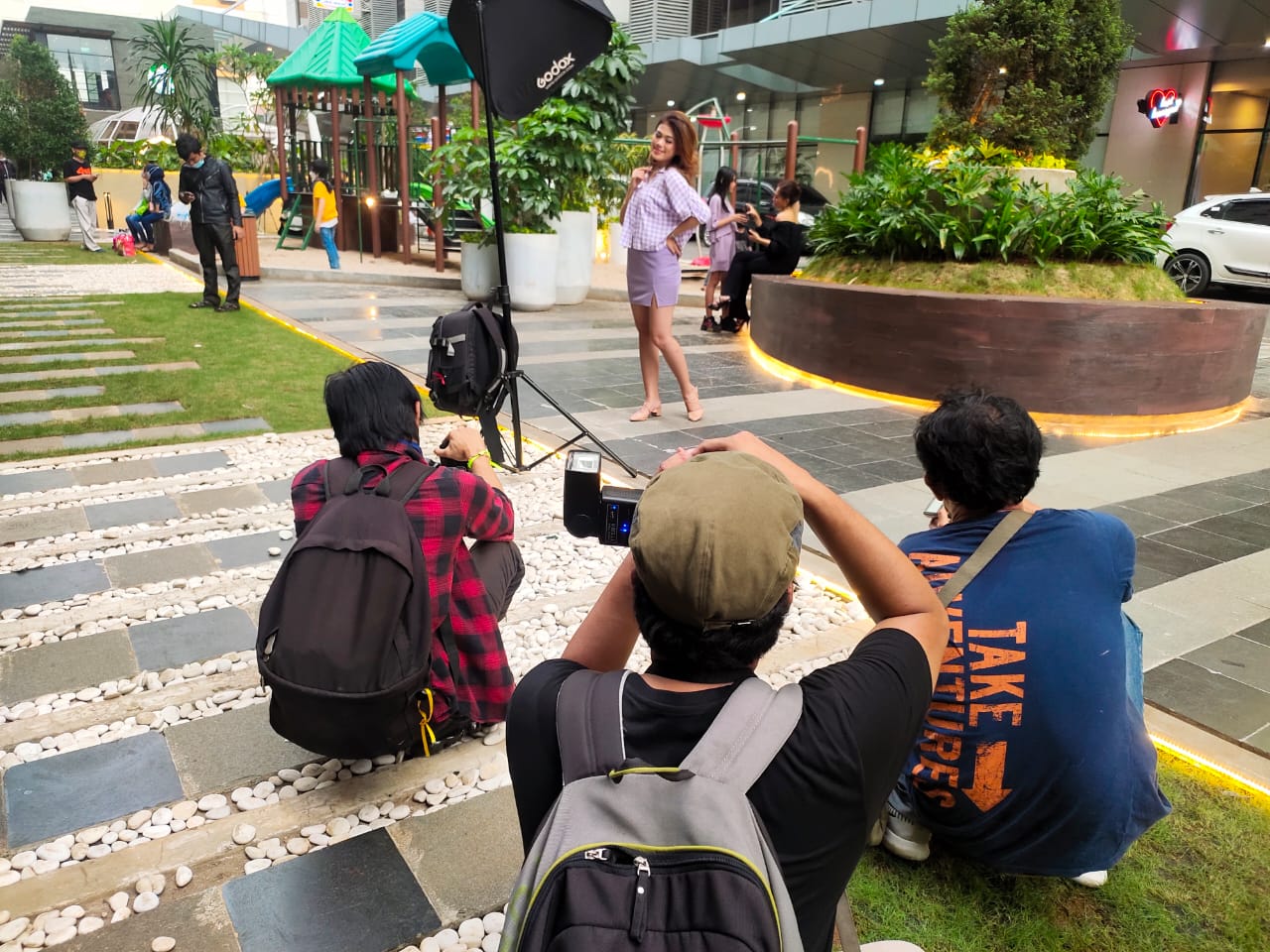 	Kegiatan Fotografer saat menunjukan eksistensi memotret dengan Objek seorang model dihadapanya yang berlokasi di Tivoli Garden TangCity Mall, Kota Tangerang, Minggu (2/5/2021).