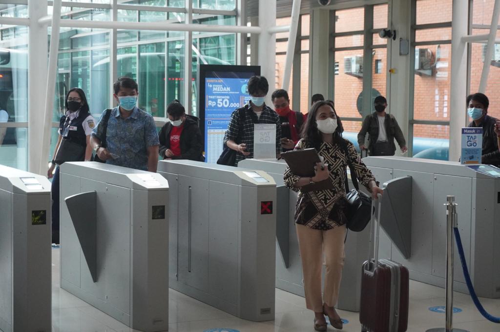 	Suasana pengunjung Bandara Soekarno-Hatta.