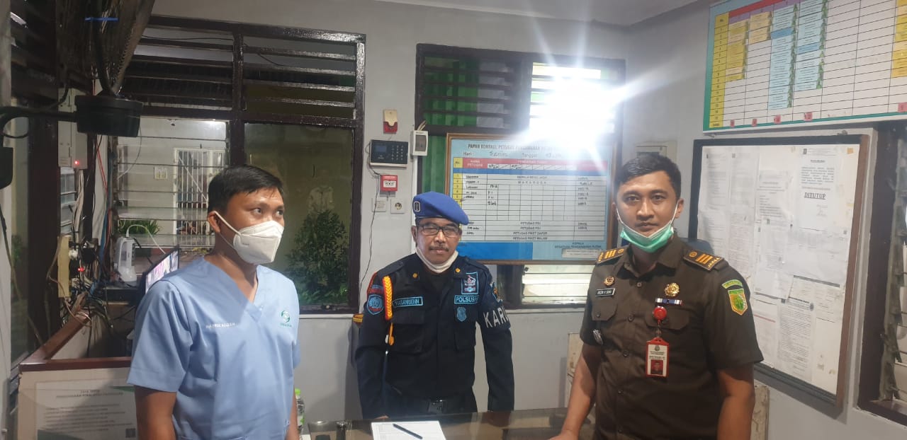 	Pelaku korupsi berinisial NA terkait kegiatan pengadaan jasa Cleaning Service (CS) pada Satker RS Sitanala Tangerang, Selasa (4/5/2021).