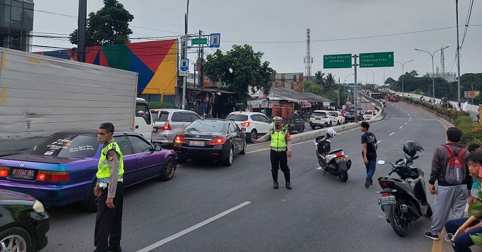 Anggota kepolisian saat mengatur lalu lintas terkait kecelakaan maut di Flyover Cibodas, Jalan Gatot Subroto, Kota Tangerang, Rabu (5/5/2021).