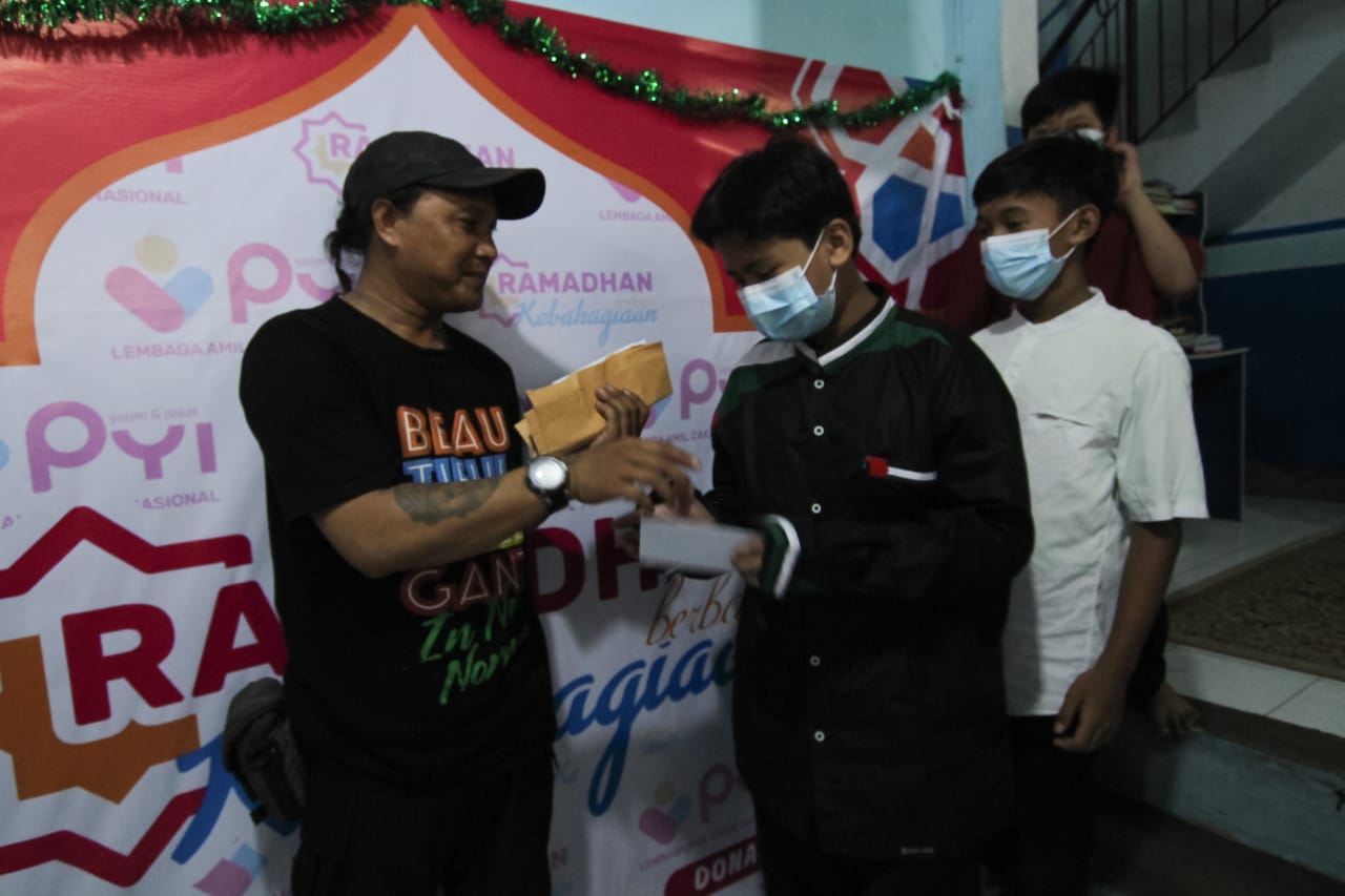 Komunitas Taman Potret saat memberikan santunan terhadap anak yatim di Museum Taman Makam Pahlawan Taruna, Kota Tangerang, Kamis (6/5/2021).