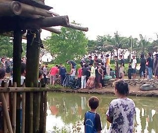 Warga setempat saat hendak mengevakuasi sesosok mayat tanpa identitas berjenis kelamin laki-laki mengambang di sungai Cimanceuri, Kabupaten Tangerang, Kamis (06/05/2021)