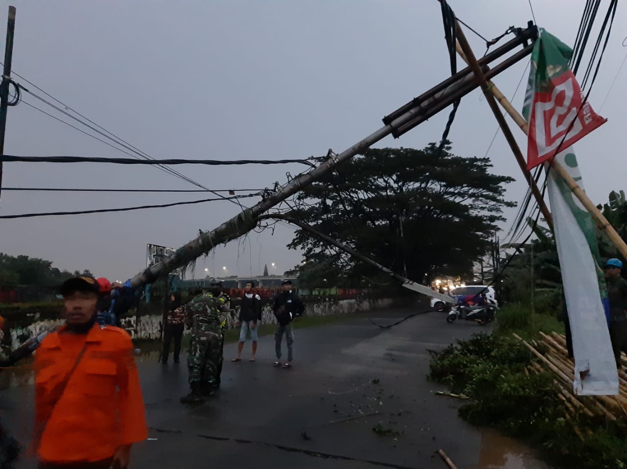 Pohon beringin berukuran besar yang terletak tepat di Danau Sasak Tinggi, Jalan Pajajaran, Pamulang, Tangerang Selatan, roboh hingga menutupi jalan, Kamis (6/5/2021).