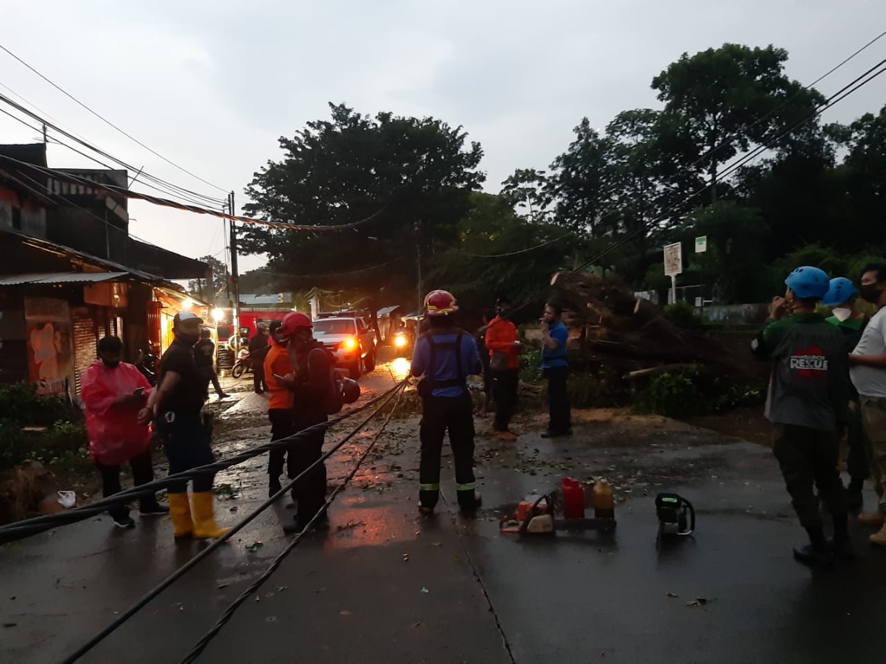 Pohon beringin berukuran besar yang terletak tepat di Danau Sasak Tinggi, Jalan Pajajaran, Pamulang, Tangerang Selatan, roboh hingga menutupi jalan, Kamis (6/5/2021).