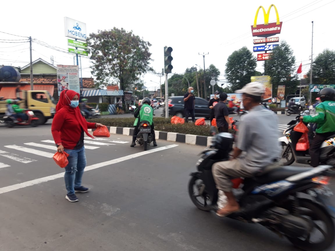 Yayasan Sahati (Satu Hati Berbakti) menggelar aksi berbagi paket makanan takjil bagi masyarakat di jalan yang berlokasi di traffic light Shinta, Kecamatan Cimone, Kota Tangerang, Sabtu (8/5/2021).