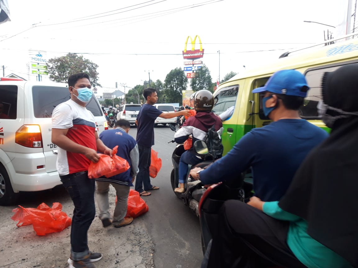 Yayasan Sahati (Satu Hati Berbakti) menggelar aksi berbagi paket makanan takjil bagi masyarakat di jalan yang berlokasi di traffic light Shinta, Kecamatan Cimone, Kota Tangerang, Sabtu (8/5/2021).