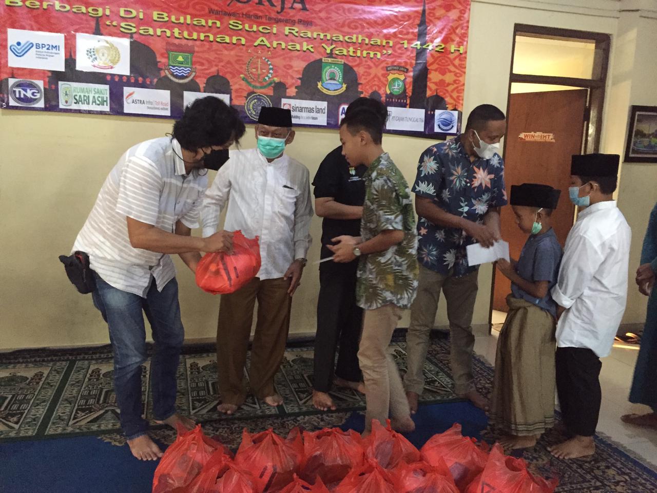 	Kelompok Kerja (Pokja) Wartawan Harian Tangerang Raya (WHTR) berbagi dengan memberikan santunan kepada anak yatim menyambut Idul Fitri 1442 H, Selasa (11/5/2021).