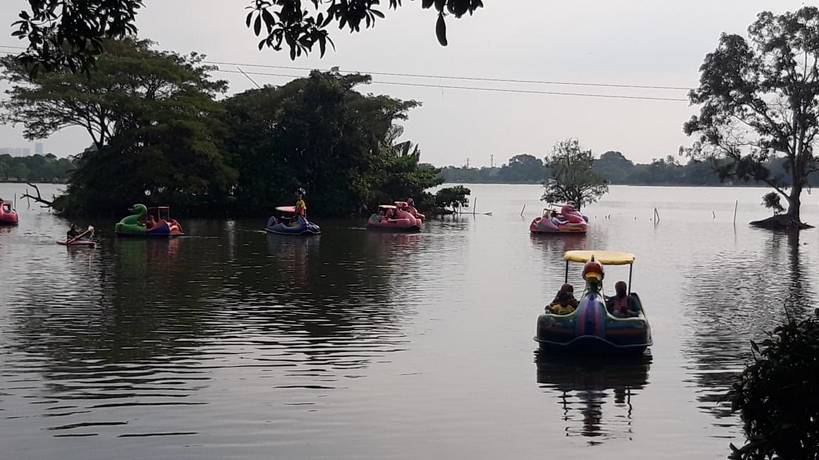Suasana wisata air pengunjung naik bebek-bebekan.