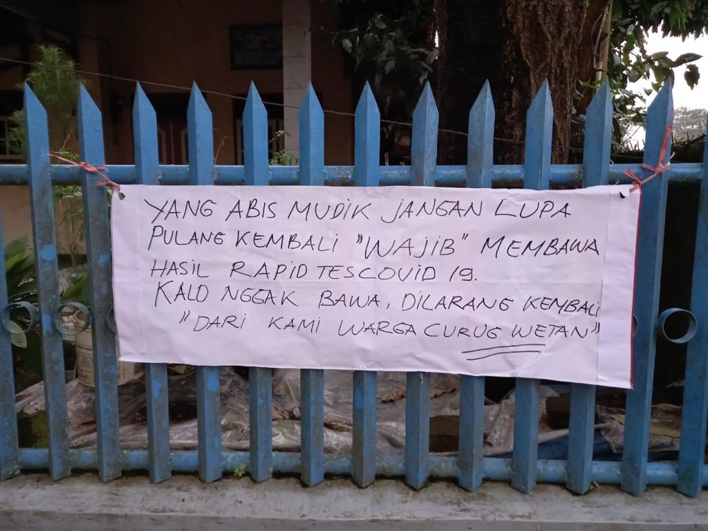 Sejumlah spanduk yang berisikan keresahan para warga kepada masyarakat, Tangerang Selatan, Minggu (16/5/2021).