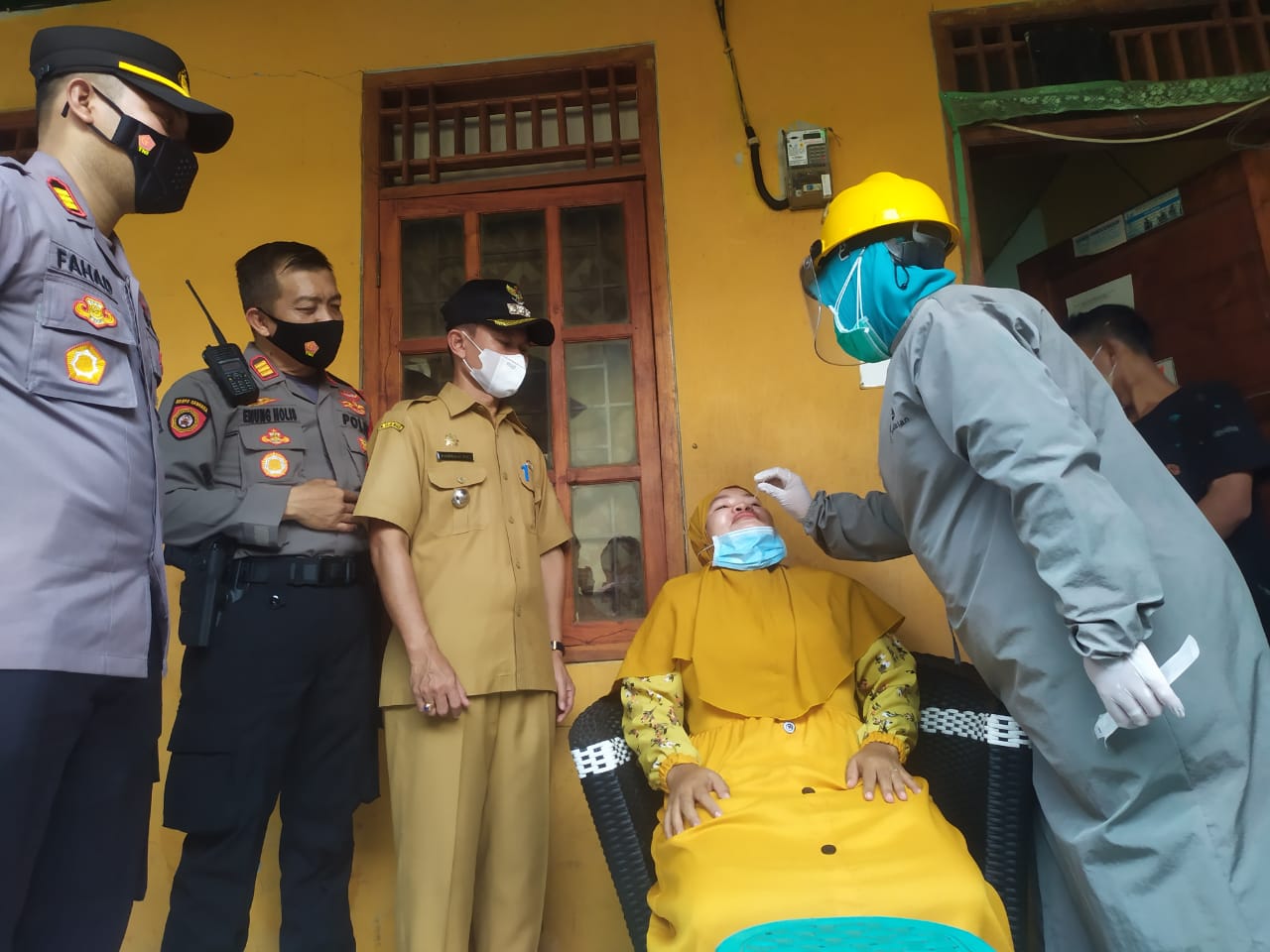 	Salah satu warga saat di Tes Antigen guna mencegah penyebaran COVID-19 di wilayah Kecamatan Setu, Tangerang Selatan, Senin (17/5/2021).