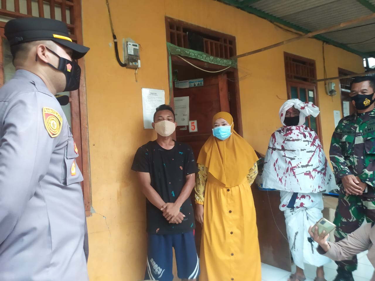 Salah satu rumah warga disatroni oleh sesosok 'pocong' terbungkus kain kafan, terlihat gentayangan beserta petugas gabungan hendak melakukan Tes Antigen guna mencegah penyebaran COVID-19 di wilayah Kecamatan Setu, Tangerang Selatan, Senin (17/5/2021).