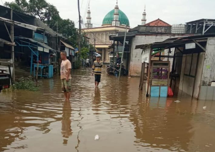 Salah satu titik kawasan yang terendam banjir akibat hujan deras semalam di Kelurahan Gondrong dan Kelurahan Petir, Kota Tangerang, Selasa (18/5/2021).