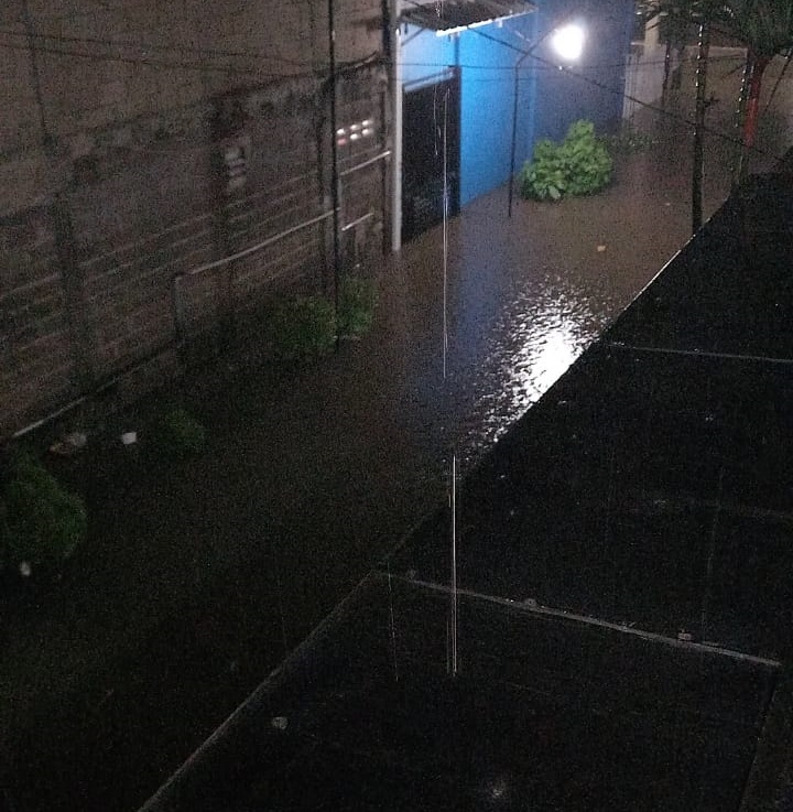 Salah satu titik kawasan yang terendam banjir akibat hujan deras, Tangerang Selatan, Senin (17/5/2021) malam.