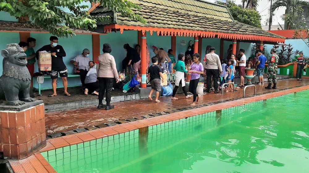 Petugas Kepolisian saat membubarkan para pengunjung kolam renang Tirta Agung, yang berlokasi Jalan RE Martadinata, Ciputat, Tangerang Selatan, Rabu (19/5/2021).