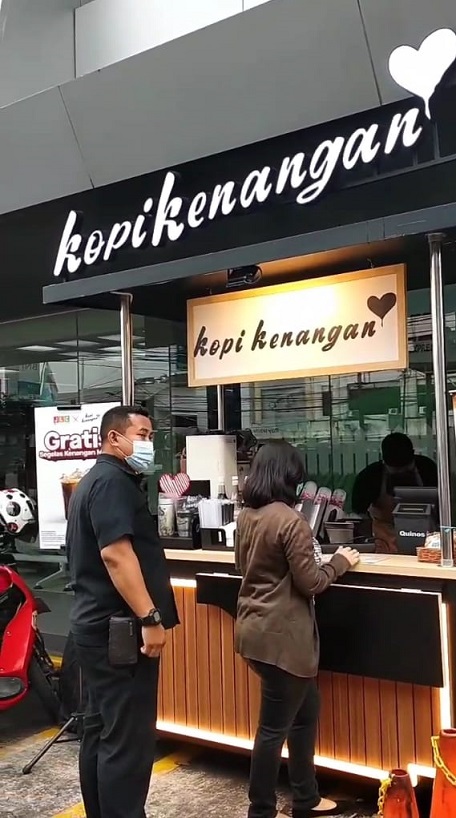 Pembeli kopi kenangan.