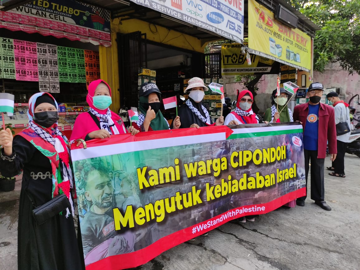 	Warga Cipondoh dalam bentuk aksi dukungan untuk rakyat Palestina, Kota Tangerang, Kamis (20/5/2021).