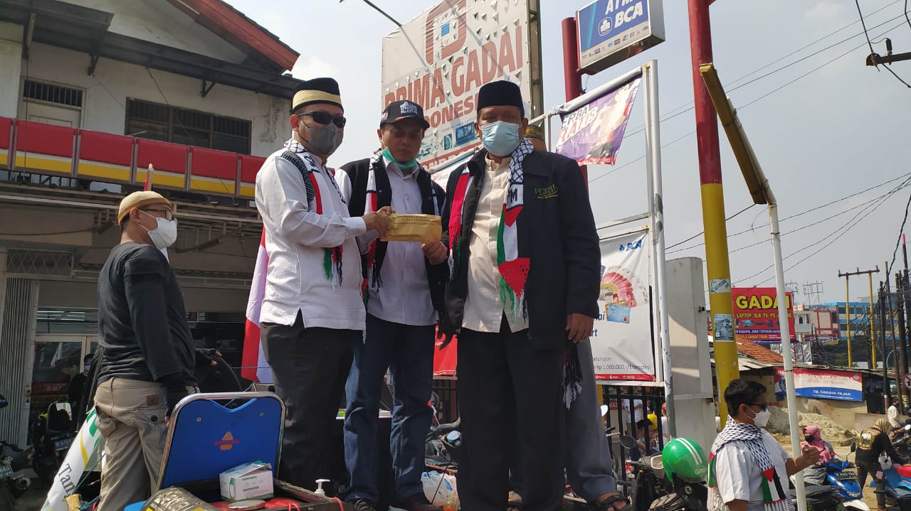 Anggota DPRD Kota Tangerang menyalurkan bantuan tunai untuk Palestina dalam aksi dukungan masyarakat terhadap Palestina di Jalan KH Hasyim Ashari, Cipondoh, Kota Tangerang, Kamis (20/5/2021).