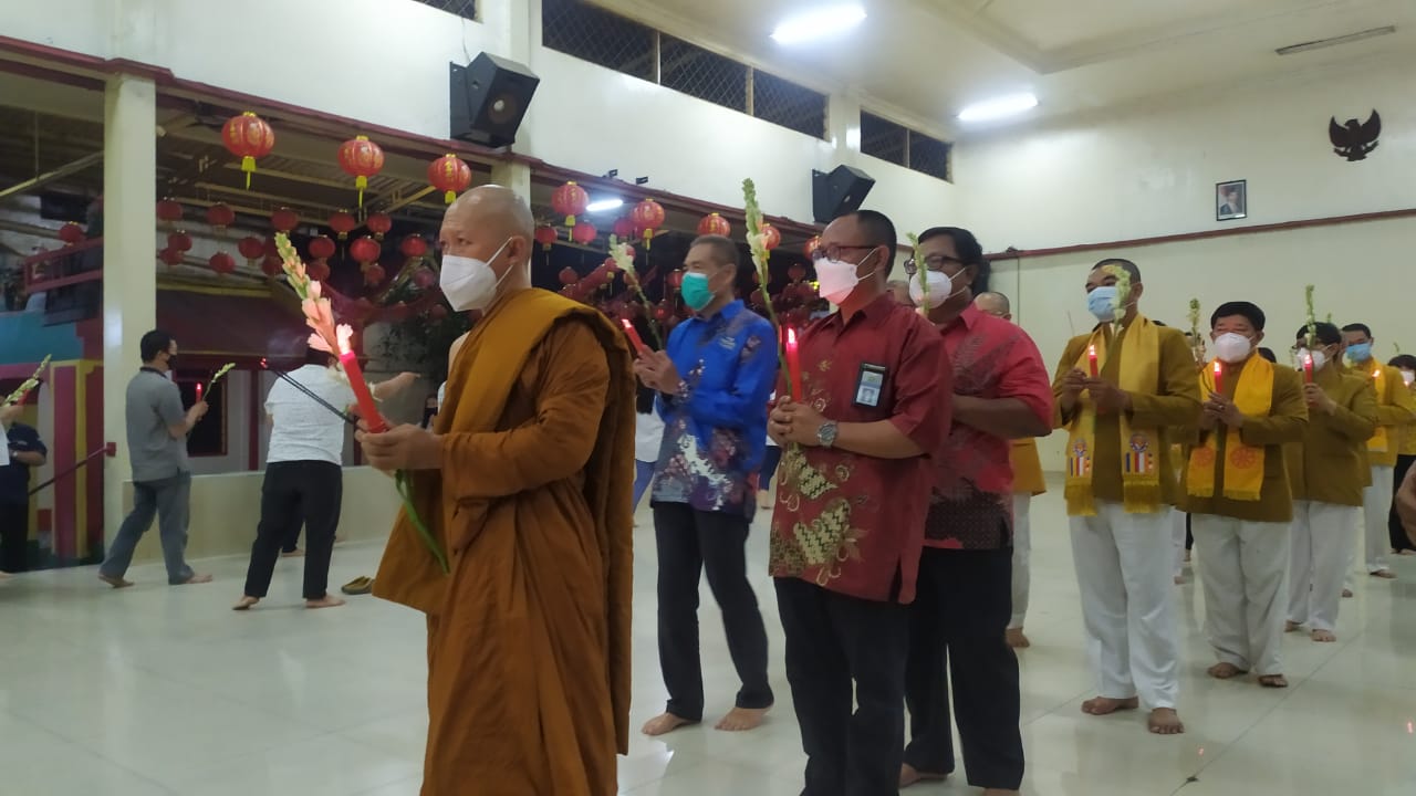 Kegiatan Umat Buddha melaksanakan perayaan Hari Raya Tri Suci Waisak yang dipimpin oleh tokoh Budha di Wihara Padumuttara, Kelurahan Sukasari, Kecamatan Tangerang, Kota Tangerang, Rabu (26/5/2021).