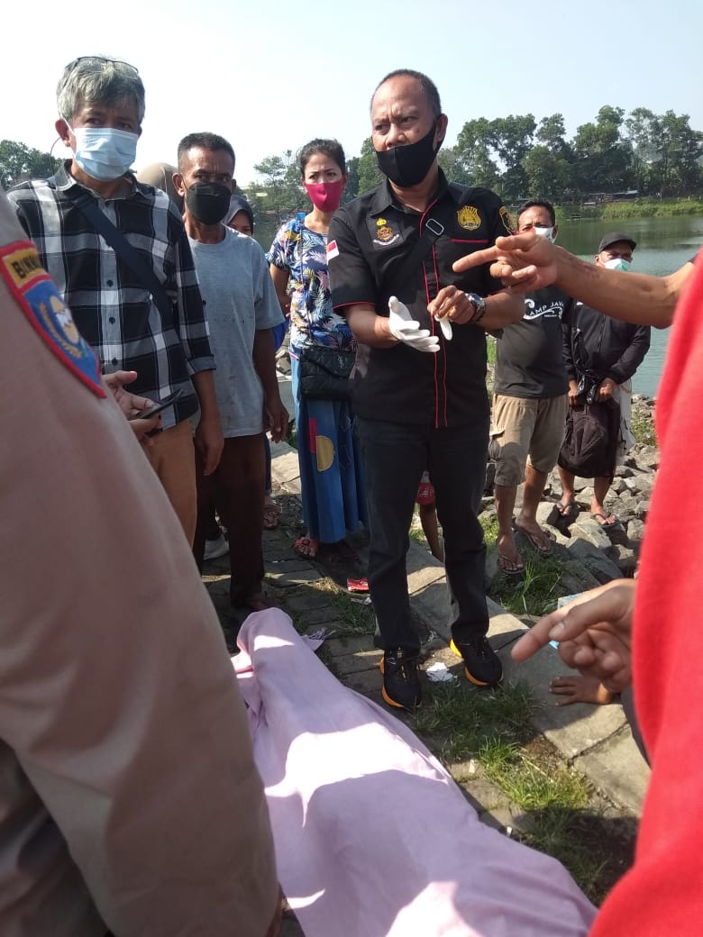Sesosok mayat wanita paruh baya ditemukan mengapung di permukaan Situ Gintung, Cireundeu, Ciputat Timur, Tangerang Selatan, Rabu (26/5/2021).