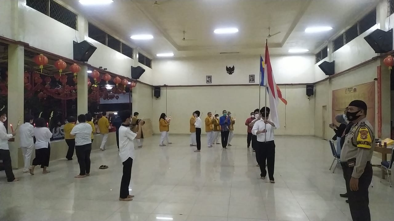 Kegiatan Umat Buddha melaksanakan perayaan Hari Raya Tri Suci Waisak di Wihara Padumuttara, Kelurahan Sukasari, Kecamatan Tangerang, Kota Tangerang, Rabu (26/5/2021).